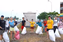 Nhóm bạn Tây làm điều đặc biệt ở Đà Nẵng