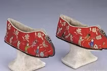 Tại sao phi tần nhà Thanh đi đôi giày đế gỗ cao kì dị?