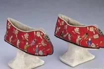 Tại sao phi tần nhà Thanh đi đôi giày đế gỗ cao kì dị?