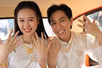Anh Đức và vợ kém 12 tuổi đeo đầy vàng trong lễ ăn hỏi
