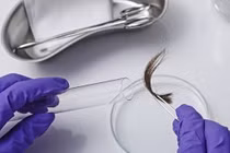 Con dâu hành động lạ, bố mẹ chồng xét nghiệm huyết thống với cháu