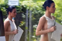 Vợ Kanye West “mặc như không” lộ vòng 1 và vòng 3 hớ hênh