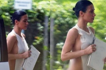 Vợ Kanye West “mặc như không” lộ vòng 1 và vòng 3 hớ hênh