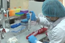 Thấy con khác nhóm máu bố mẹ, người đàn ông đi xét nghiệm ADN 