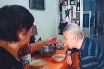 Ly hôn 20 năm, biết chồng cũ bị liệt, vợ quay về chăm sóc