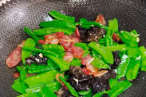 Loại rau dân dã có lượng sắt cao gấp 71 lần thịt bò