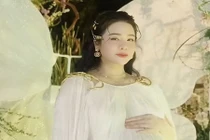 Nhật Kim Anh khoe bụng bầu vượt mặt