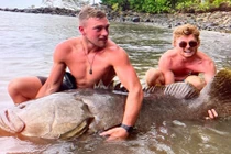 Video: Hai thanh niên câu được cá mú nặng hơn 270kg