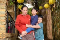 Bà nội đi 1.200km về nhà thông gia đón cháu