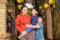 Bà nội đi 1.200km về nhà thông gia đón cháu