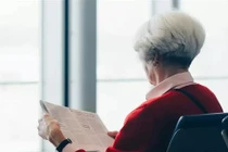 Vợ U70 quyết ly hôn vì đi chơi về lại thấy chồng đứng cổng