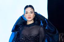 Siêu mẫu Anh Thư đáp trả khi bị antifan chê mặc hở hang