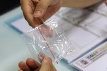 Người đàn ông vô sinh sốc khi biết đứa trẻ mồ côi là con