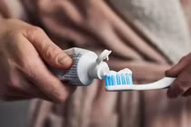 Con rể bỏ kỳ nghỉ châu Âu vì mẹ vợ dùng chung kem đánh răng