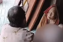 Xúc động cảnh con gái 85 tuổi về thăm mẹ già 106 tuổi 