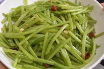 Đừng chỉ ăn lá, cọng của loại rau này đại bổ, giúp nhuận tràng