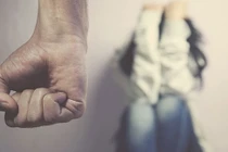 Người phụ nữ mang theo con trốn chạy khỏi chồng vũ phu