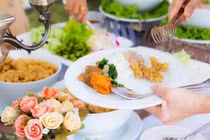 Bố chú rể thu gom cỗ thừa đám cưới, nhà gái tức giận