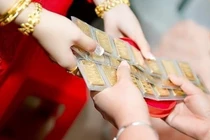 Mừng cưới bằng vàng, xảy ra biến cố tôi chẳng có gì trong tay