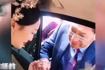 Xúc động cô dâu lên xe hoa vẫn nắm chặt tay bố nuôi