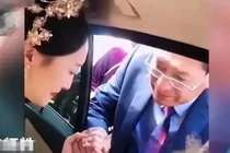 Xúc động cô dâu lên xe hoa vẫn nắm chặt tay bố nuôi