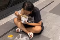 Vợ trẻ của Lý Khôn Thành trộm thức ăn để sống qua ngày