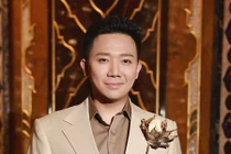 Trấn Thành lại vướng tranh cãi "cần riêng tư" khi đi ăn nhà hàng