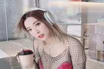 Hot girl siêu vòng một “nghiện” mặc đồ ren xuyên thấu nơi công cộng