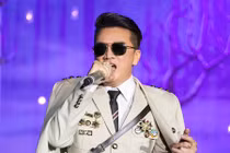 Bộ Văn hóa vào cuộc vụ Đàm Vĩnh Hưng đeo huy hiệu “lạ”