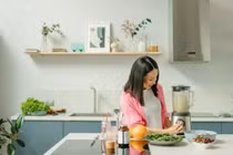 Cốc nước dứa đá lạnh thử lòng người chồng ích kỷ