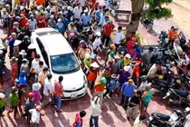 Bình Định: Hàng trăm người dân vây đôi nam nữ đi ôtô nghi bắt cóc trẻ em