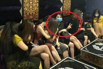 Hành động “khó đỡ” của nữ tiếp viên karaoke khi bị kiểm tra