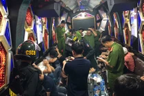 Ảnh: Đột kích khách sạn ở TPHCM, "tóm" gần 100 cô gái đang thác loạn