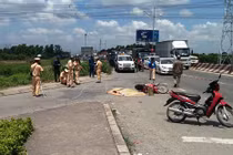 Bé 4 tuổi sốt nặng, gào khóc bên thi thể mẹ bị xe tải cán chết