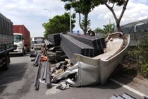 Hiện trường kinh hoàng sắt đâm nát cabin xe tải, hất tài xế xuống đường ​