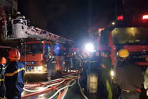 Trắng đêm cứu hỏa nhà 5 tầng cháy rừng rực ở "phố lồng đèn" TP HCM