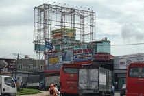 Người dân cửa ngõ TP HCM hồi hộp sống dưới “tử thần” biển quảng cáo