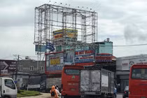 Người dân cửa ngõ TP HCM hồi hộp sống dưới “tử thần” biển quảng cáo