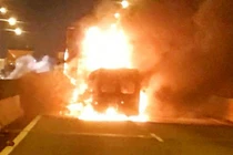 Xe khách tông container rồi cháy dữ dội trên cao tốc HLD