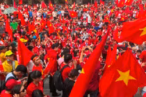 "Chảo lửa" phố đi bộ Nguyễn Huệ rực cháy khi U23 đá trận chung kết