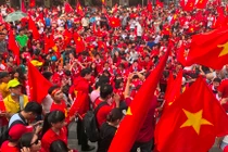 "Chảo lửa" phố đi bộ Nguyễn Huệ rực cháy khi U23 đá trận chung kết