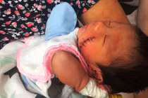 Tình huống “không tưởng” người phụ nữ cứu bé sơ sinh bị vùi dưới đất