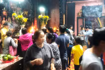 Bất ngờ “mỏ dầu” không bao giờ cạn tại chùa Ngọc Hoàng, TP HCM