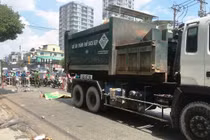 Rơi nước mắt tai nạn cụ bà bán vé số bị xe chở rác cán chết