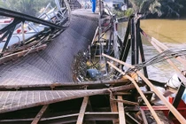 Ngổn ngang hiện trường vụ sập cầu Long Kiển