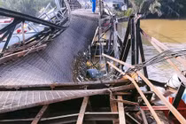 Ngổn ngang hiện trường vụ sập cầu Long Kiển