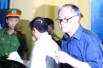 Phạm Công Danh bật khóc, xin cho các giám đốc “bù nhìn”