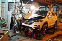 Tránh học sinh, ôtô tông hàng loạt người kinh hoàng ở Bình Dương