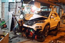 Tránh học sinh, ôtô tông hàng loạt người kinh hoàng ở Bình Dương