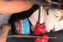 Xe khách lao vào dòng người chờ đèn đỏ, nạn nhân mắc kẹt dưới gầm xe